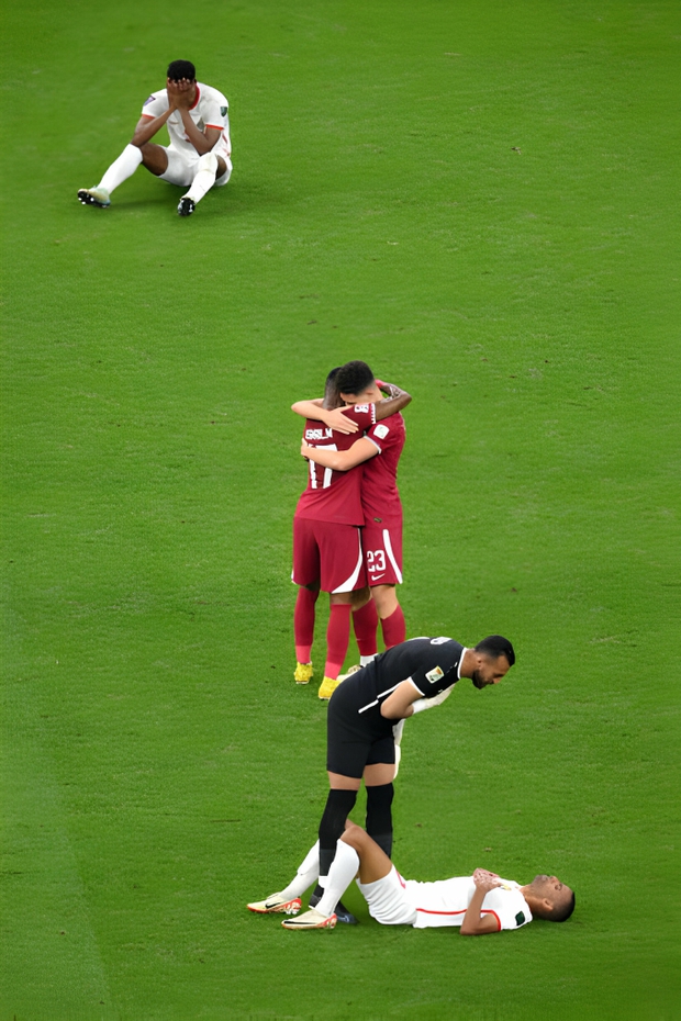 Cầu thủ Jordan đổ gục tiếc nuối khi lỡ chức vô địch Asian Cup, vẫn có hành động cực đẹp với nhà vô địch - Ảnh 4.