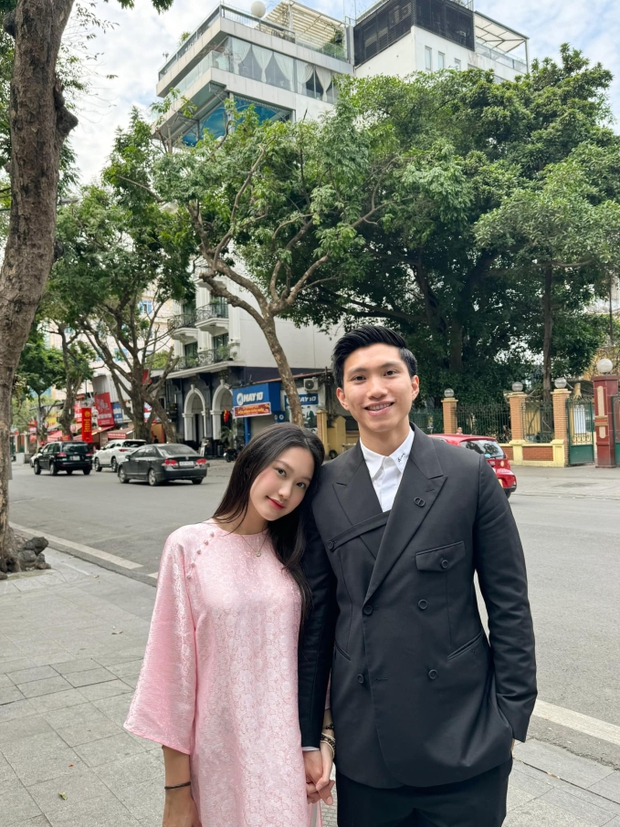 Đoàn Văn Hậu đến chúc tết gia đình nhà vợ, nắm tay Doãn Hải Mỹ cực tình cảm - Ảnh 2.