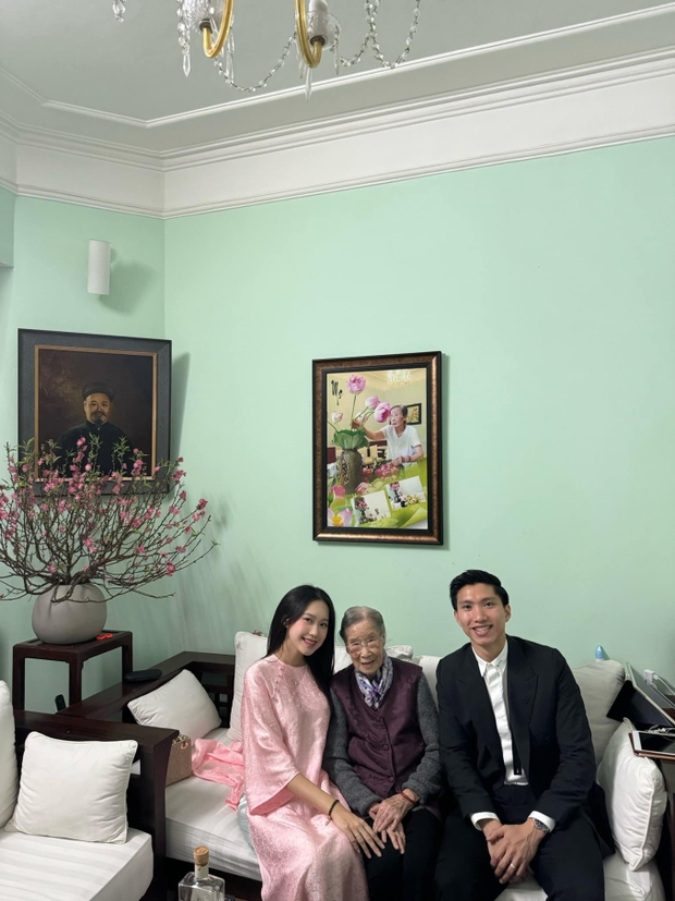 Đoàn Văn Hậu đến chúc tết gia đình nhà vợ, nắm tay Doãn Hải Mỹ cực tình cảm - Ảnh 1.