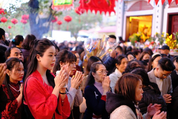 “Biển người” chen chân đi lễ Phủ Tây Hồ, nhiều hàng bánh tôm kiếm bộn tiền trong ngày Tết - Ảnh 4.