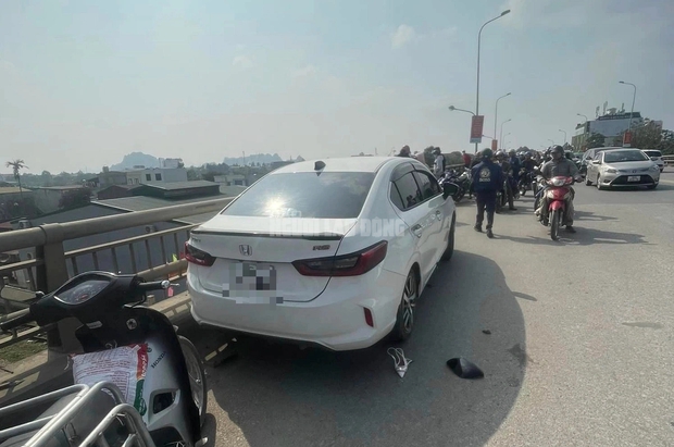 Ôtô tông 2 cô gái đi xe máy văng khỏi cầu vượt xuống đất tử vong - Ảnh 8.