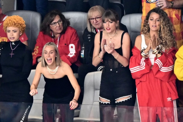 Dàn siêu sao đổ bộ Super Bowl: Taylor Swift dẫn hội chị em showbiz rầm rộ cổ vũ bạn trai, Kendall - vợ chồng Justin Bieber thái độ đối lập - Ảnh 4.