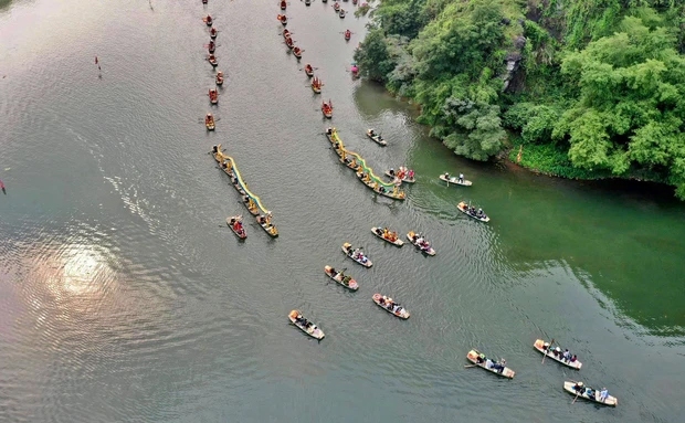 Tràng An (Ninh Bình) đông kín du khách trong ngày mùng 3 Tết, nhiều người định đi nhưng nhìn cảnh này lại rén - Ảnh 2.