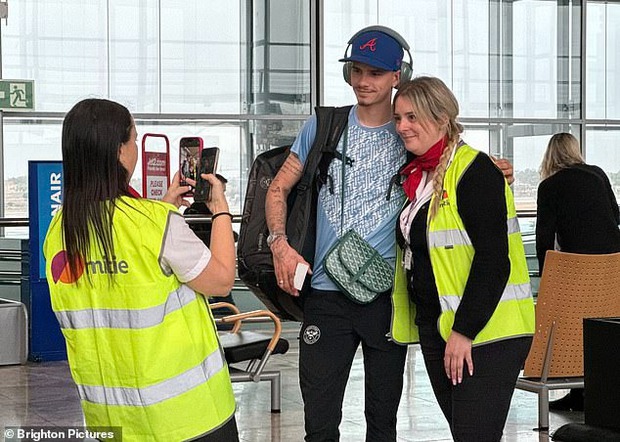 Quý tử nhà Beckham đeo túi trăm triệu đi du đấu, xuất hiện cực chill tại sân bay - Ảnh 1.