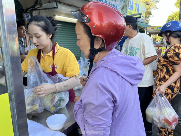 Người dân TPHCM xếp hàng dài chờ mua gà cúng mùng 3 Tết - Ảnh 10.