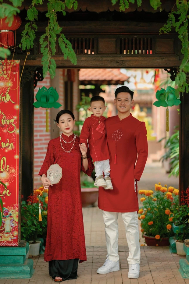 Vợ Hồ Tấn Tài hoá mợ chảnh cùng chồng con du xuân - Ảnh 1.