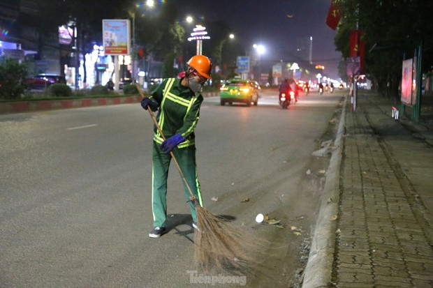 Bóng hồng bám đường xuyên Tết làm sạch từng con phố - Ảnh 1.