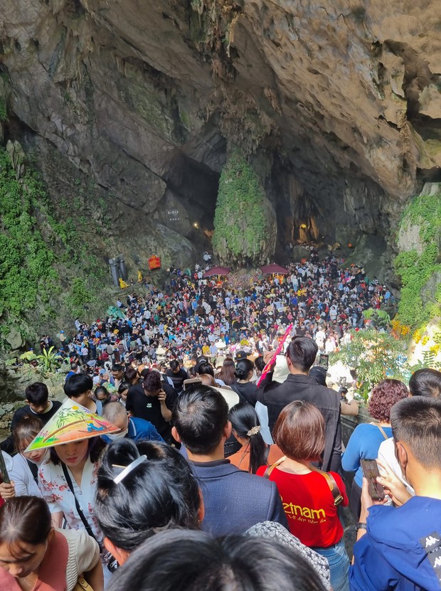 Chùa Hương mùng 4 Tết: Đông nghẹt không có chỗ chen chân; đi từ 4h sáng, giữa trưa chưa vào được động Hương Tích - Ảnh 9.