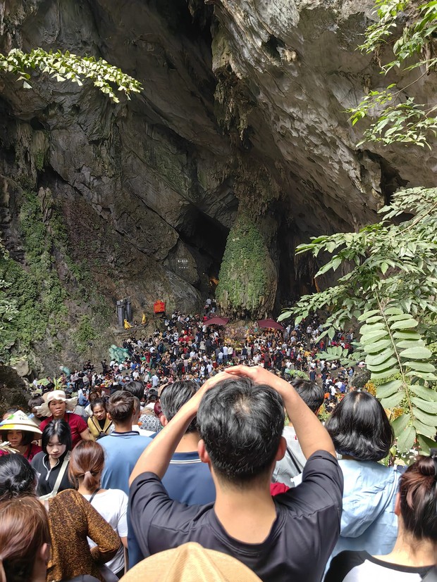 Chùa Hương mùng 4 Tết: Đông nghẹt không có chỗ chen chân; đi từ 4h sáng, giữa trưa chưa vào được động Hương Tích - Ảnh 8.