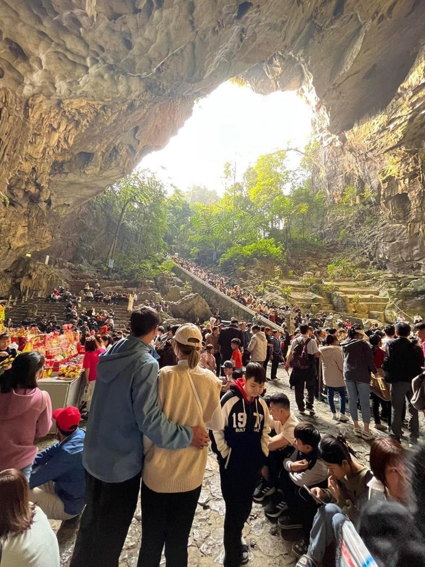 Chùa Hương mùng 4 Tết: Đông nghẹt không có chỗ chen chân; đi từ 4h sáng, giữa trưa chưa vào được động Hương Tích - Ảnh 7.