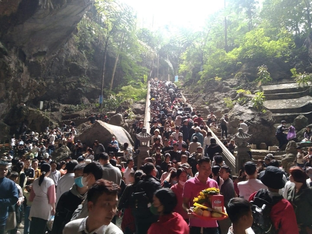 Chùa Hương mùng 4 Tết: Đông nghẹt không có chỗ chen chân; đi từ 4h sáng, giữa trưa chưa vào được động Hương Tích - Ảnh 5.