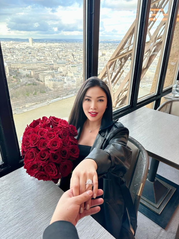 Quỳnh Thư khoe nhẫn kim cương khủng, được bạn trai cầu hôn trên tháp Eiffel sau 1 năm yêu - Ảnh 4.