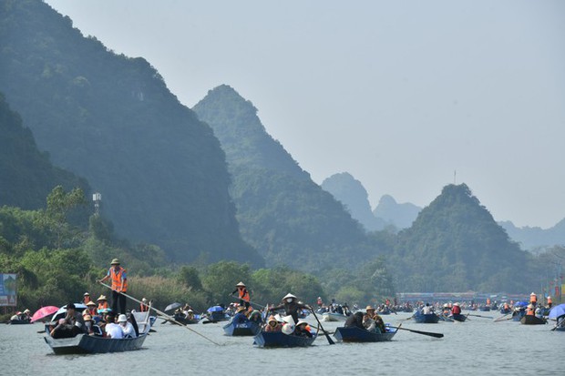 Chùa Hương đông nghịt khách, tắc nghẽn trước ngày khai hội - Ảnh 3.