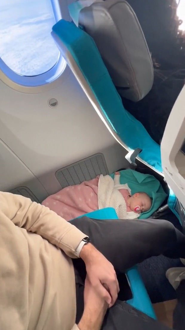 Bà mẹ để con 11 tháng tuổi nằm lọt thỏm dưới chân ghế máy bay để hưởng thụ riêng trong khoang thương gia: Tôi xứng đáng có giấc ngủ trưa - Ảnh 2.