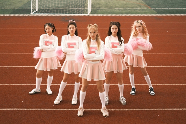 Mới đầu năm, BigDaddy - Emily đã mang đến MV bom tấn hội tụ dàn cameo cực đỉnh cùng nội dung siêu ngọt ngào! - Ảnh 3.