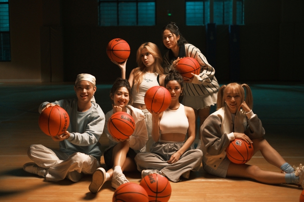 Mới đầu năm, BigDaddy - Emily đã mang đến MV bom tấn hội tụ dàn cameo cực đỉnh cùng nội dung siêu ngọt ngào! - Ảnh 2.