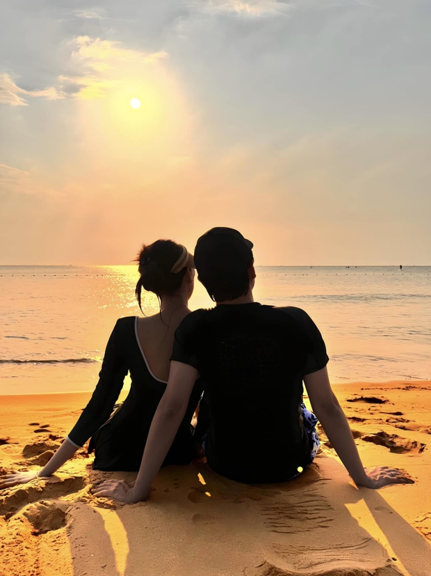 Hoa hậu Đặng Thu Thảo khoe ảnh tình tứ cùng ông xã nhưng netizen lại xuýt xoa vòng eo của mẹ 2 con - Ảnh 2.