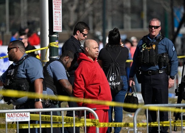 Hiện trường vụ xả súng giữa buổi diễu hành của bạn trai Taylor Swift: 23 người thương vong, nhiều người thoát thân trong gang tấc - Ảnh 8.
