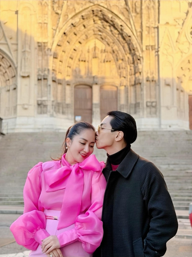 Khánh Thi - Phan Hiển khóa môi lãng mạn, tung bộ ảnh cực tình ở Pháp - Ảnh 4.
