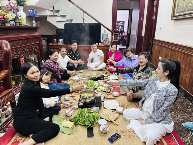 Chu Thanh Huyền cùng gia đình Quang Hải ăn uống để lộ vòng 2 bất thường, nàng WAG mang bầu hay bị chiếc váy dìm dáng? - Ảnh 1.