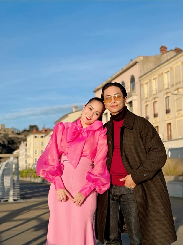 Khánh Thi - Phan Hiển khóa môi lãng mạn, tung bộ ảnh cực tình ở Pháp - Ảnh 2.