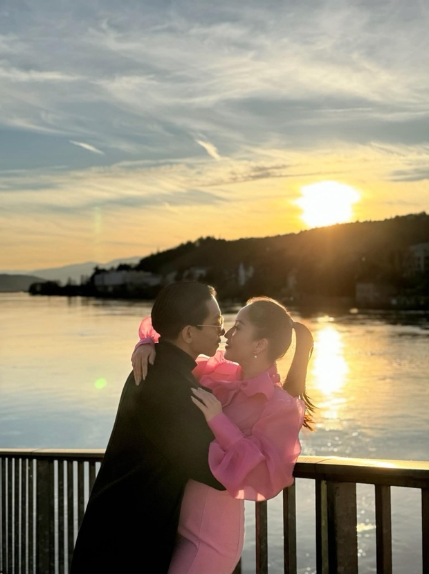 Khánh Thi - Phan Hiển khóa môi lãng mạn, tung bộ ảnh cực tình ở Pháp - Ảnh 1.