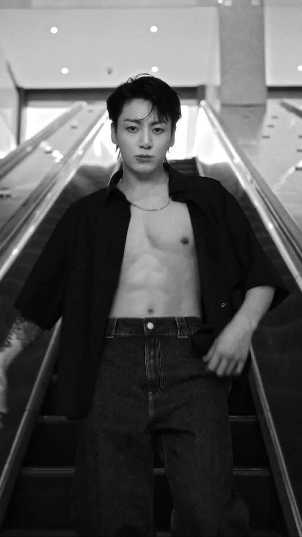 BTS nhập ngũ: Người mãi mới lộ mặt cho fan ngắm, người tham gia ban nhạc quân đội còn debut thành... nghệ sĩ saxophone! - Ảnh 8.