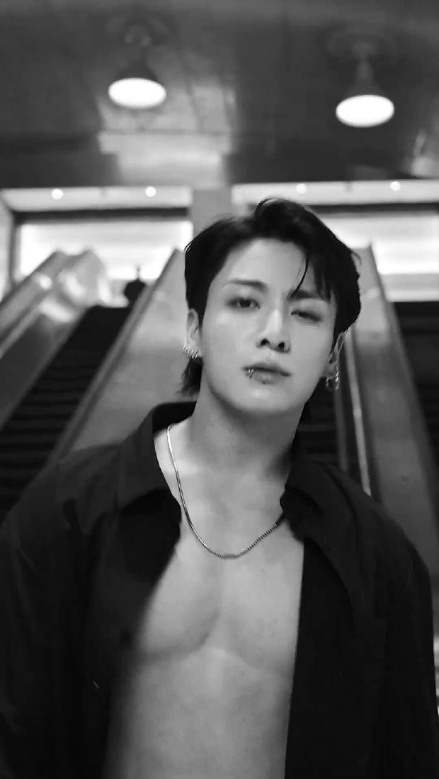 BTS nhập ngũ: Người mãi mới lộ mặt cho fan ngắm, người tham gia ban nhạc quân đội còn debut thành... nghệ sĩ saxophone! - Ảnh 7.