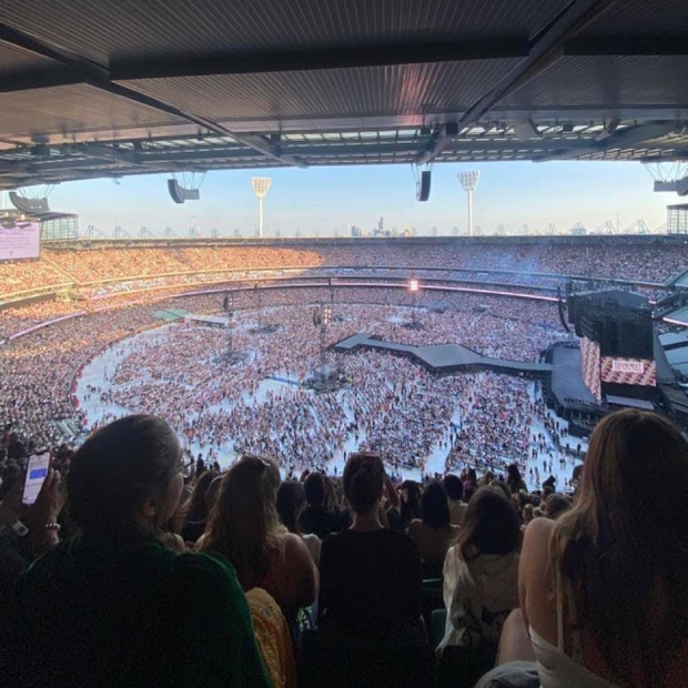 Today Taylor Swift performed the biggest concert of her career, burst into tears in front of a crowd of nearly 100,000 spectators! - Photo 1.