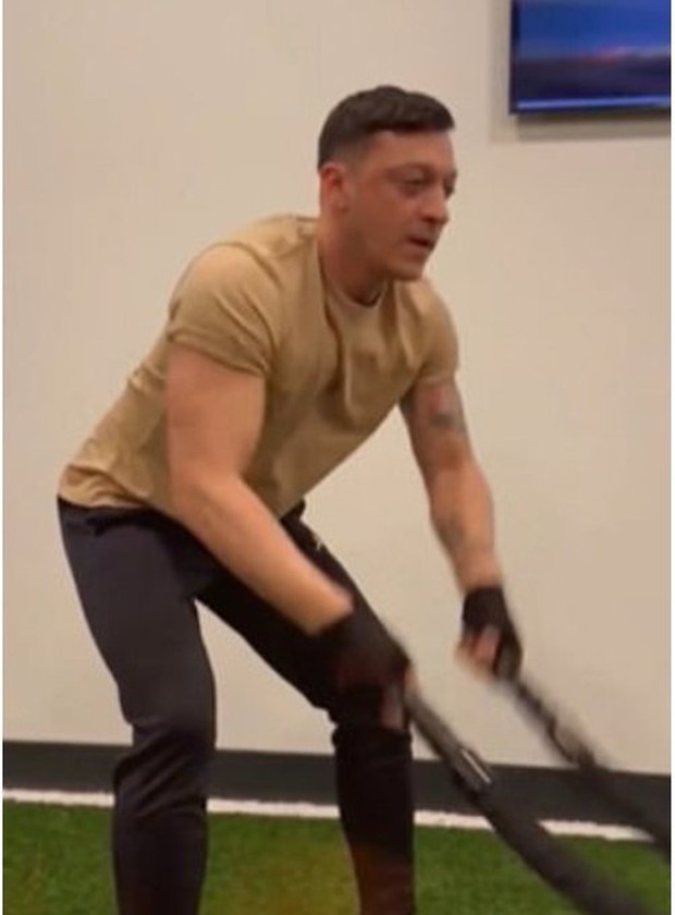 Viên mãn bên bà xã hoa hậu, cựu danh thủ lột xác về ngoại hình đến mức khó nhận ra - Ảnh 1.
