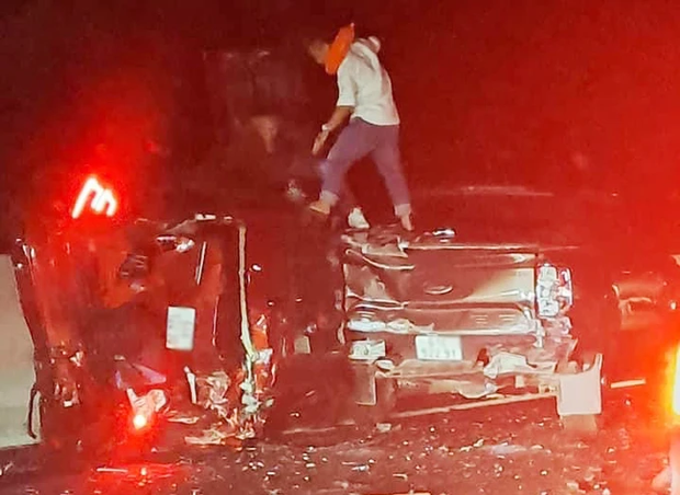 Tai nạn liên hoàn, xe ô tô văng ra khỏi đường cao tốc Phan Thiết - Dầu Giây - Ảnh 1.