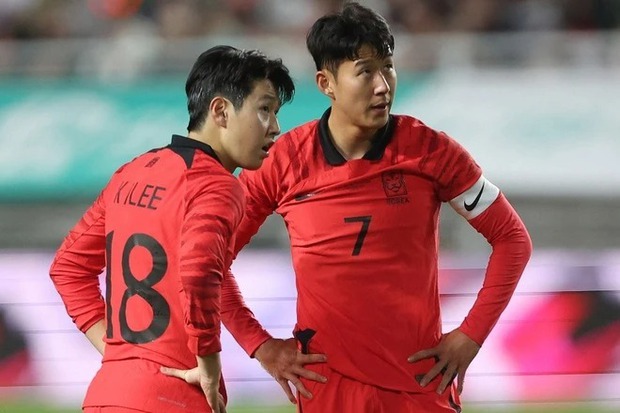 Son Heung-min đứng ôm tay khóc nức nở, Lee Kang-in ở đối diện phản ứng thế nào mà gây tranh cãi - Ảnh 4.