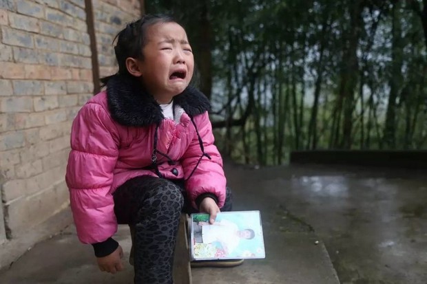 Bị cha mẹ bỏ rơi, cô bé 5 tuổi tự mình chăm sóc bà ngoại và bà cố - Ảnh 4.