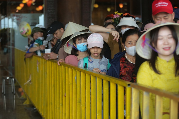 Xếp hàng dài, chờ hơn nửa tiếng để được lên thuyền đi lễ chùa đầu năm - Ảnh 7.