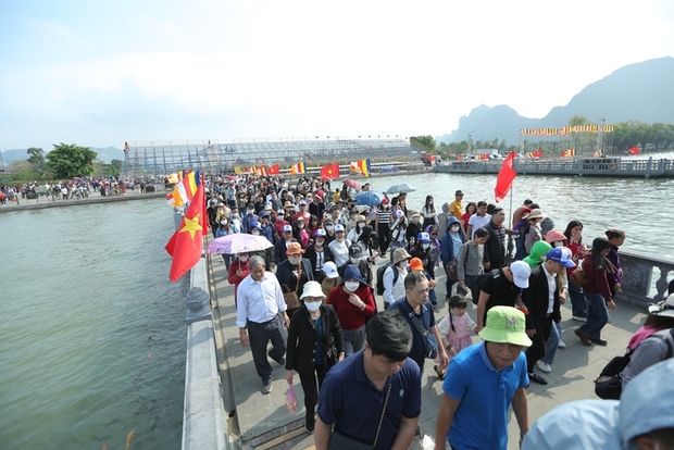 Xếp hàng dài, chờ hơn nửa tiếng để được lên thuyền đi lễ chùa đầu năm - Ảnh 2.