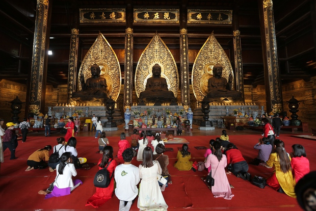 Xếp hàng dài, chờ hơn nửa tiếng để được lên thuyền đi lễ chùa đầu năm - Ảnh 15.