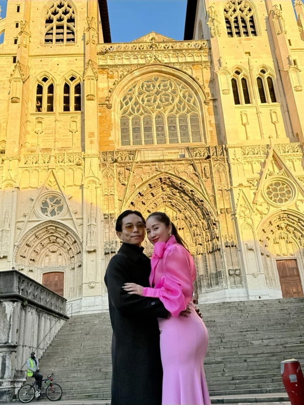 Mẹ ba con Khánh Thi khoe body mũm mĩm 60kg, trốn chồng trẻ đi mua sắm và cái kết xách nặng rớt vai - Ảnh 1.