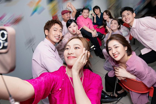 Hé lộ lý do Tiểu Vy “mất tích” trong những ngày đầu cinetour, nói gì khi được Trấn Thành mời đóng phim Mai? - Ảnh 2.