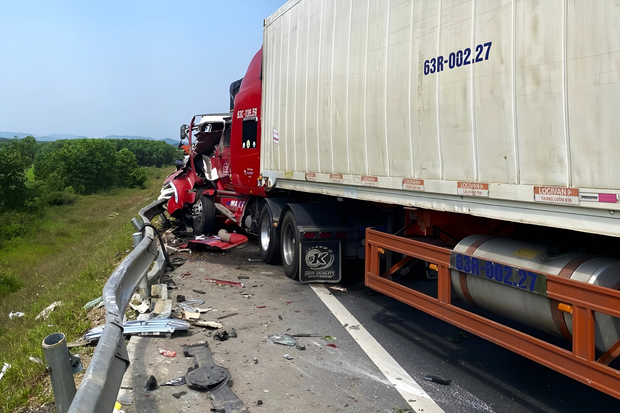 Tai nạn liên hoàn trên cao tốc, ô tô con biến dạng, 3 người thương vong - Ảnh 2.