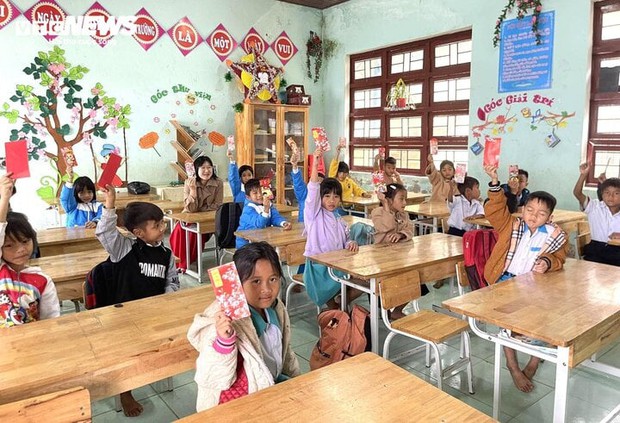 Trở lại lớp sau kỳ nghỉ Tết, gần 1 vạn học sinh ở vùng cao Quảng Nam nhận lì xì - Ảnh 2.