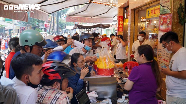 Cả tiệm xuyên đêm không ngủ, phục vụ khách mua vịt, heo quay ngày vía Thần Tài - Ảnh 3.