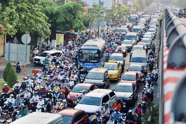 Ngộp thở với cảnh kẹt xe không lối thoát tại TP.HCM sáng đầu tuần sau kỳ nghỉ Tết - Ảnh 1.