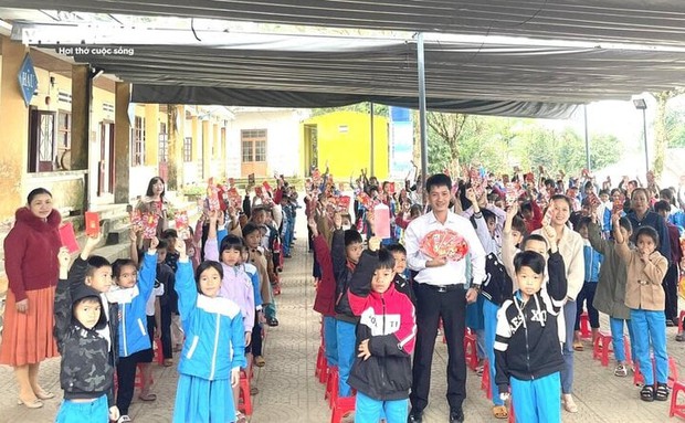 Trở lại lớp sau kỳ nghỉ Tết, gần 1 vạn học sinh ở vùng cao Quảng Nam nhận lì xì - Ảnh 1.