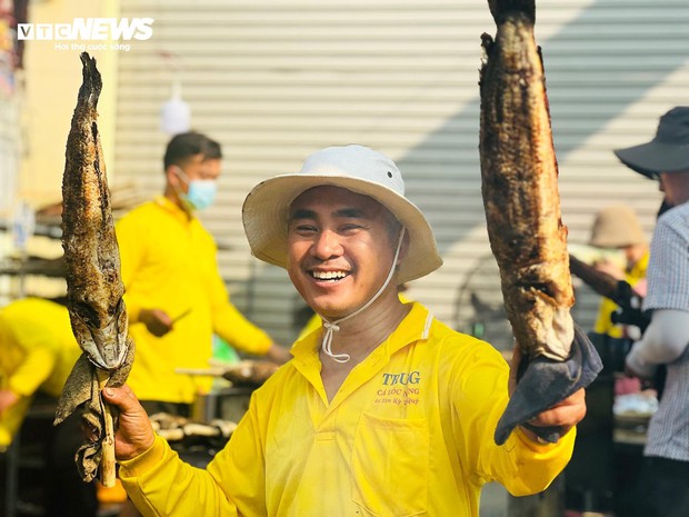 Cả tiệm xuyên đêm không ngủ, phục vụ khách mua vịt, heo quay ngày vía Thần Tài - Ảnh 8.