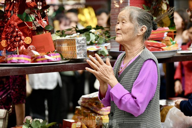 Đền Bà Chúa Kho quá tải khách vay tiền trong ngày vía Thần tài - Ảnh 10.