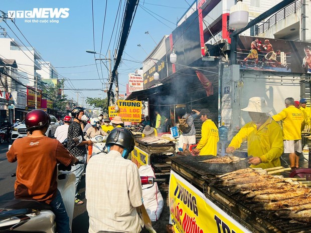 Cả tiệm xuyên đêm không ngủ, phục vụ khách mua vịt, heo quay ngày vía Thần Tài - Ảnh 7.