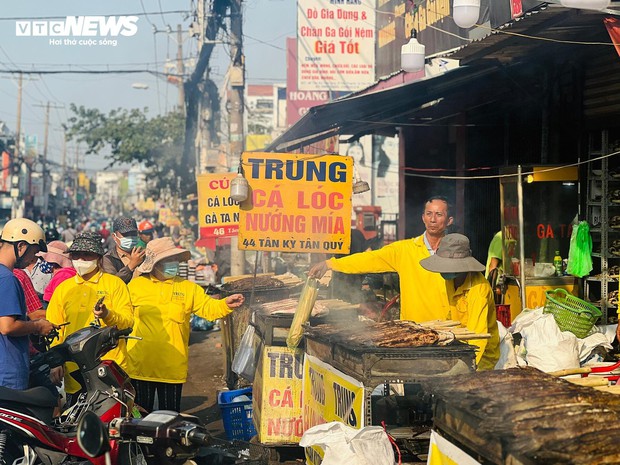 Cả tiệm xuyên đêm không ngủ, phục vụ khách mua vịt, heo quay ngày vía Thần Tài - Ảnh 5.