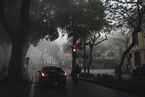 Ảnh: Hà Nội đẹp lạ trong ngày Ông Công Ông Táo, khắp nơi mù sương khiến nhiều người liên tưởng đến Sa Pa - Ảnh 5.