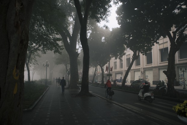 Ảnh: Hà Nội đẹp lạ trong ngày Ông Công Ông Táo, khắp nơi mù sương khiến nhiều người liên tưởng đến Sa Pa - Ảnh 6.