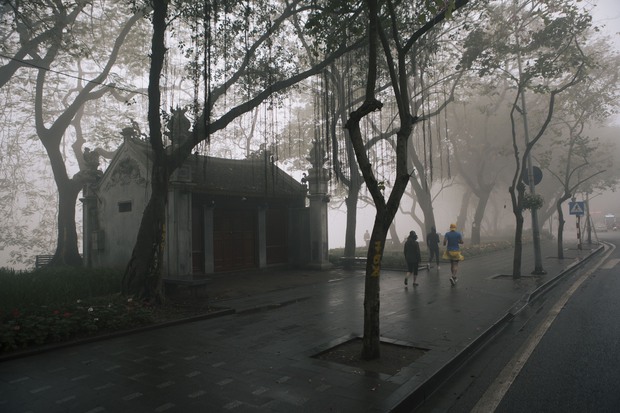 Ảnh: Hà Nội đẹp lạ trong ngày Ông Công Ông Táo, khắp nơi mù sương khiến nhiều người liên tưởng đến Sa Pa - Ảnh 7.